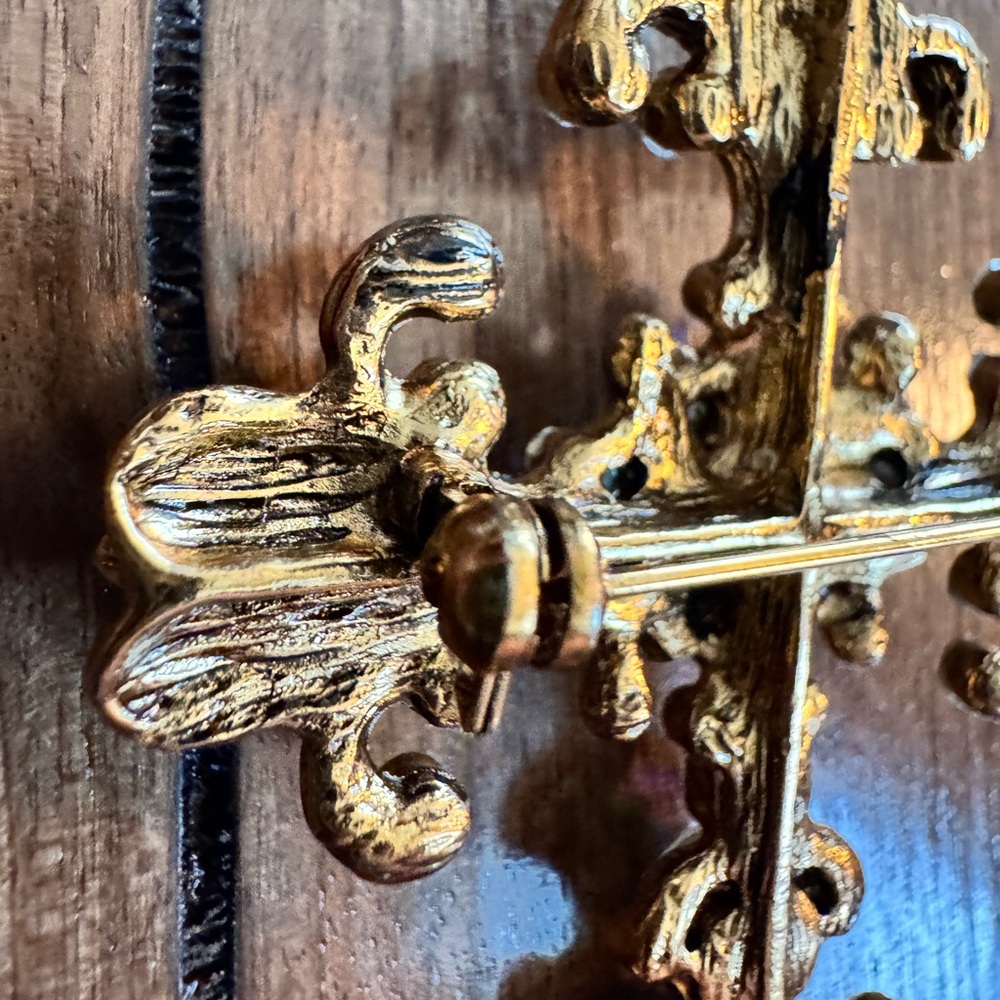 AB Rhinestone Cross Brooch - Picture 5 of 5